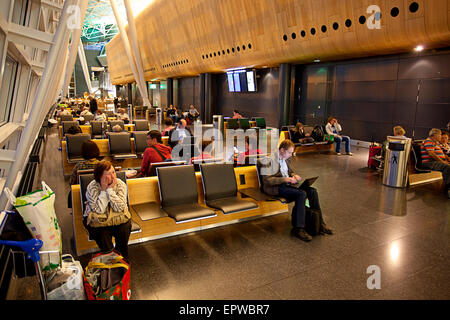 In attesa - L'aeroporto di Zurigo Flughafen, Zurigo, Svizzera Foto Stock