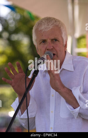 La cantante lirica Andy Hart esibirsi sul palco a livello locale festival di musica (CHIDDFEST 2015), Surrey, Regno Unito. Foto Stock