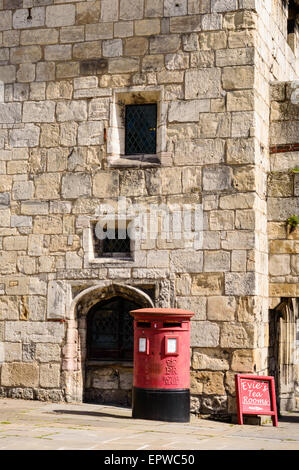 L antica casa di gate a Gillygate, York. Un rosso Royal Mail casella postale nella parte anteriore. In York, Inghilterra Foto Stock