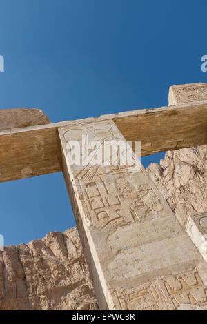 Heiroglyphs presso la cappella di Hathor, delle Regine ed al Tempio della Regina Hatshepsut, Deir el-Bahri, Luxor, riva occidentale del Nilo, l'Alto Egitto Foto Stock