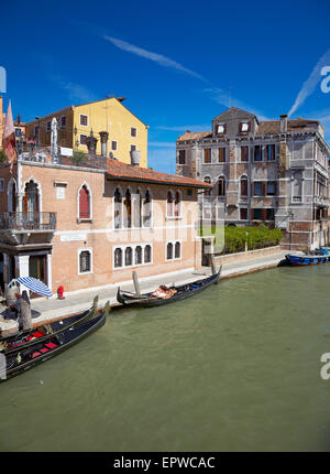 Vista sul Canal Cannaregio dal Ponte delle Guglie ( Ponte delle Guglie ) a Venezia, Italia Foto Stock