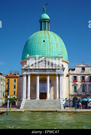 Chiesa di San Simeone Piccolo su argini del Canal Grande di Venezia, Italia Foto Stock