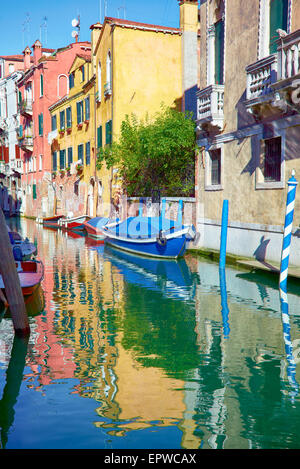 Canali di Venezia con la riflessione in acqua, Italia Foto Stock