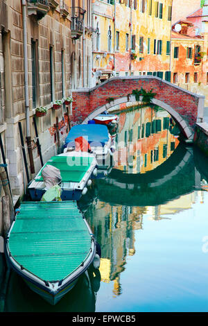 Canali di Venezia con la riflessione in acqua, Italia Foto Stock