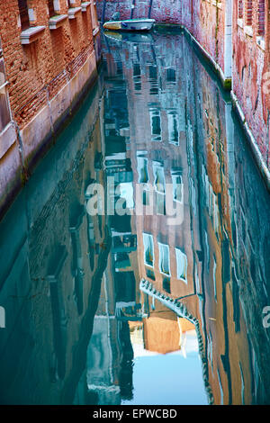 Canali di Venezia con la riflessione in acqua, Italia Foto Stock