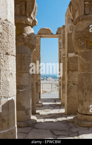 Guardando verso il Nilo dalla cappella di Hathor, Regina Hatshepsut il tempio mortuario, Deir el-Bahri, Luxor, Egitto Foto Stock