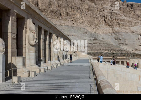 Statue della Regina Hatshepsut rappresentato come un maschio di faraone con la barba sulla terrazza superiore del suo tempio mortuario, Deir el-Bahri Foto Stock