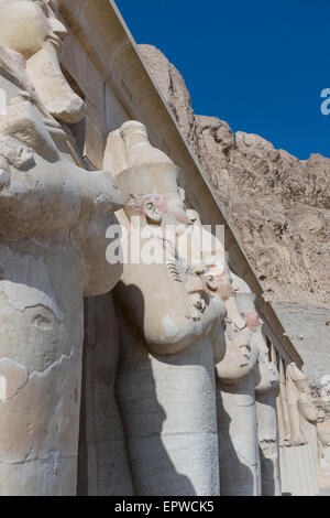 Statue della Regina Hatshepsut rappresentato come un maschio di faraone con la barba sulla terrazza superiore del suo tempio mortuario, Deir el-Bahri Foto Stock