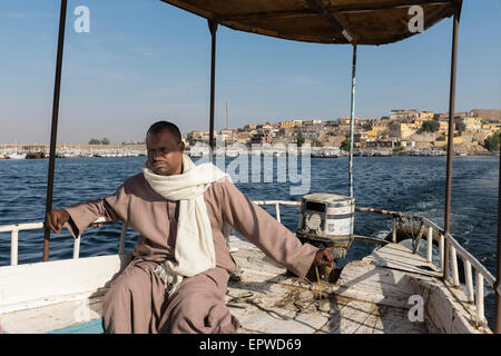 I barcaioli locali di prendere i turisti a Agilkia isola sul Nilo per vedere il tempio di Iside a Philae. Aswan, Alto Egitto Foto Stock