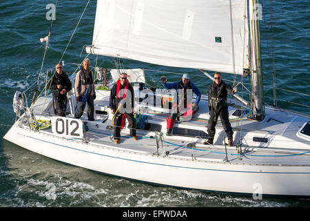 La Royal Escape è la più grande gara offshore della costa meridionale al di fuori del Solent e si svolge ogni anno con una flotta mista di yacht monoscafo a partire dal Brighton Pier, Brighton, East Sussex, (UK), che trita vele attraverso il canale fino a Fécamp sulla costa della Normandia. Questa immagine ripresa dalla fine del Brighton Pier alla linea di partenza della gara. 22nd maggio 2015 Foto Stock