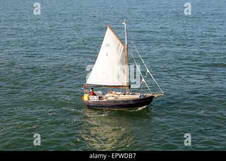 La Royal Escape è la più grande gara offshore della costa meridionale al di fuori del Solent e si svolge ogni anno con una flotta mista di yacht monoscafo a partire dal Brighton Pier, Brighton, East Sussex, (UK), che trita vele attraverso il canale fino a Fécamp sulla costa della Normandia. Questa immagine ripresa dalla fine del Brighton Pier alla linea di partenza della gara. 22nd maggio 2015 Foto Stock