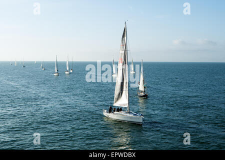 La Royal Escape è la più grande gara offshore della costa meridionale al di fuori del Solent e si svolge ogni anno con una flotta mista di yacht monoscafo a partire dal Brighton Pier, Brighton, East Sussex, (UK), che trita vele attraverso il canale fino a Fécamp sulla costa della Normandia. Questa immagine ripresa dalla fine del Brighton Pier alla linea di partenza della gara. 22nd maggio 2015 Foto Stock