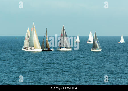 La Royal Escape è la più grande gara offshore della costa meridionale al di fuori del Solent e si svolge ogni anno con una flotta mista di yacht monoscafo a partire dal Brighton Pier, Brighton, East Sussex, (UK), che trita vele attraverso il canale fino a Fécamp sulla costa della Normandia. Questa immagine ripresa dalla fine del Brighton Pier alla linea di partenza della gara. 22nd maggio 2015 Foto Stock