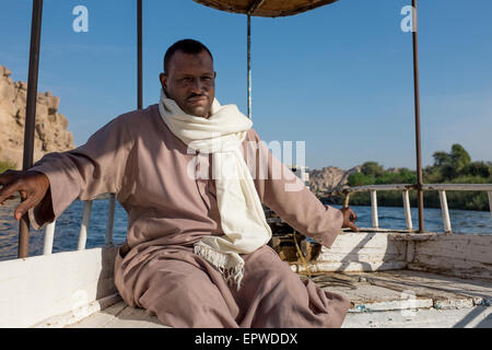 I barcaioli locali di prendere i turisti a Agilkia isola sul Nilo per vedere il tempio di Iside a Philae. Aswan, Alto Egitto Foto Stock