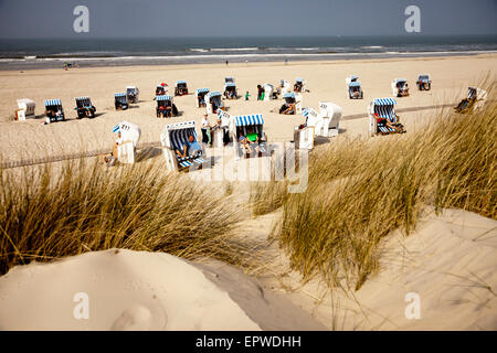 Strandkorb - sedie a sdraio sulla spiaggia principale, Est isola Frisone Spiekeroog, Bassa Sassonia, Germania Foto Stock