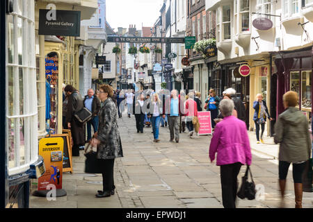 I turisti in visita e shopping in York Stonegate popolare via dello shopping. In York, Inghilterra Foto Stock