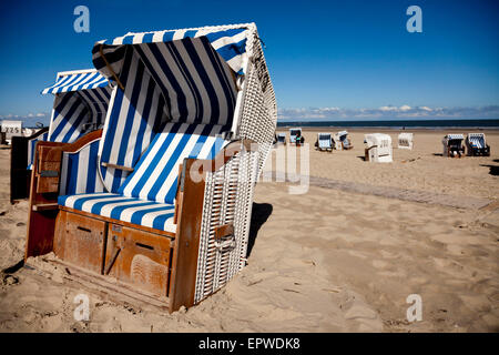 Strandkorb - sedie a sdraio sulla spiaggia principale, Est isola Frisone Spiekeroog, Bassa Sassonia, Germania Foto Stock