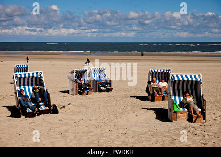 Strandkorb - sedie a sdraio sulla spiaggia principale, Est isola Frisone Spiekeroog, Bassa Sassonia, Germania Foto Stock