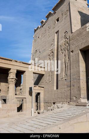 Scala e primo pilone del Tempio di Iside a Philae, Agilkia Island Aswan, il Nilo, Alto Egitto Foto Stock