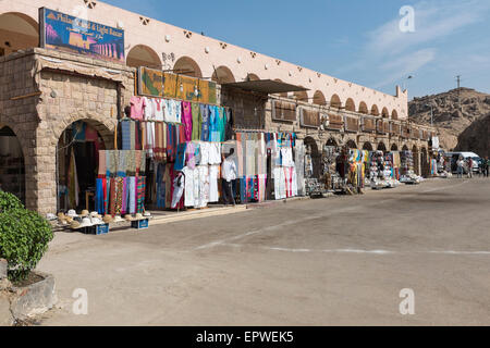 Bazar che vendono souvenir sul modo per le barche che portano i turisti al Tempio di Iside a Philae, Nagaa Jabal Shishah, Egitto Foto Stock