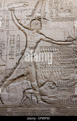 Heiroglyphics sulla parete esterna del tempio di Khnum a Esna e il Nilo, Egitto Foto Stock