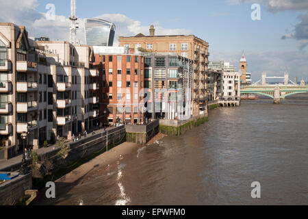 Una vista di riverside edifici sulle rive del fiume Tamigi a Londra, Inghilterra. Foto Stock