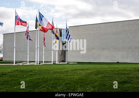 L'esterno dell'edificio contemporaneo che ospita il Caen Peace Memorial Museo della guerra a Caen, Normandia, Francia. Foto Stock