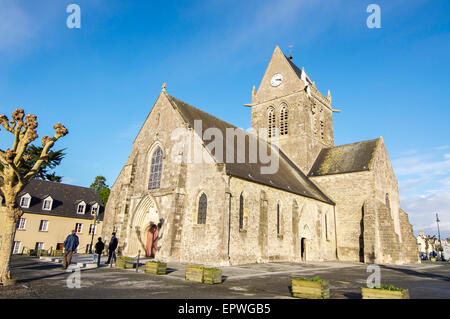 Il famoso Sainte-Mere Eglise chiesa, raffigurato in il paracadutista storia nella II Guerra Mondiale film il giorno più lungo. Foto Stock