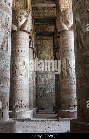 L'Esterno Hypostyle Hall nel tempio di Hathor, Dendera, Egitto Foto Stock