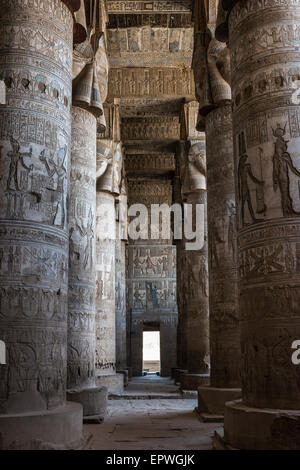 L'Esterno Hypostyle Hall nel tempio di Hathor, Dendera, Egitto Foto Stock