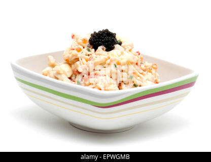 Insalata con la maionese in una ciotola su sfondo bianco Foto Stock