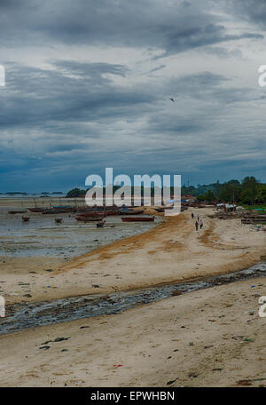 Spiaggia di sabbia e barche da pesca , Dar es Salaam, Tanzania Africa Orientale, nuvole temporalesche formando Foto Stock