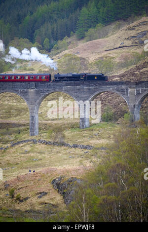 Il Fort William a Mallaig treno a vapore che passa sopra la linea ferroviaria viadotto Glenfinnan a in Scozia Foto Stock