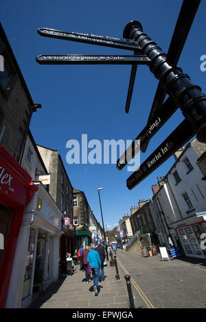 Città di Skipton, Inghilterra. Vista pittoresca su una direzione turistica firmare a Skipton's Sheep Street. Foto Stock