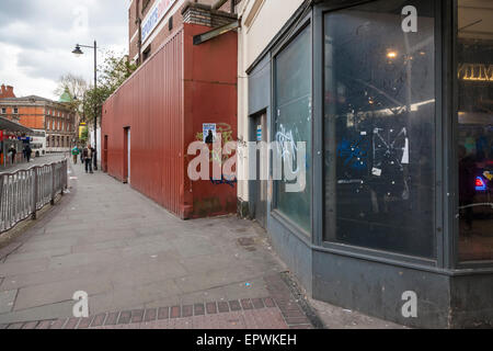 Area privata con malandato street e intavolato negozi nel centro città, Walsall, West Midlands, England, Regno Unito Foto Stock