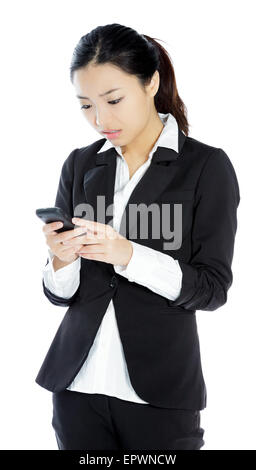 Attraente ragazza asiatica nel suo ventenne isolato su un sfondo plein girato in uno studio Foto Stock