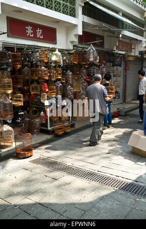 dh Yuen po mercato degli uccelli MONG KOK HONG KONG cinese uomo a piedi con gabbia di uccelli mongkok strada Foto Stock