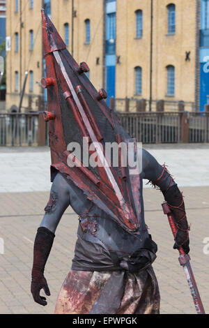 Londra, Regno Unito. 22 maggio 2015. Un uomo che indossa un Silent Hill testa a piramide da un gioco per computer. Migliaia di Fantascienza e fantasy ventole e cosplayers gregge per il centro espositivo Excel nei Docklands a frequentare il MCM London Comic Con in esecuzione dal 22 al 24 maggio 2015. Credito: Nick Savage/Alamy Live News Foto Stock