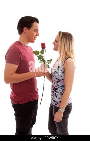 La ragazza è felice con rose dando da ragazzo su sfondo bianco Foto Stock