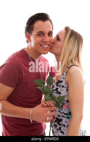 La ragazza è felice con rose dando da ragazzo su sfondo bianco Foto Stock