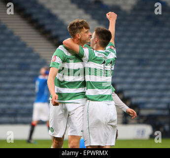 Glasgow, Scozia. 21 Maggio, 2015. Little Big Shot Gioventù scozzese finale di coppa. Celtic versus Rangers. Luca Donnelly celebra il suo obiettivo con Kieran Tierney © Azione Sport Plus/Alamy Live News Foto Stock