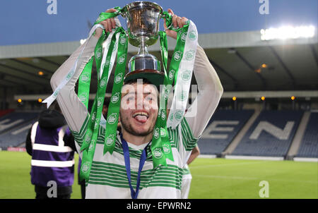 Glasgow, Scozia. 21 Maggio, 2015. Little Big Shot Gioventù scozzese finale di coppa. Celtic versus Rangers. Paolo McMullan con il trofeo © Azione Sport Plus/Alamy Live News Foto Stock