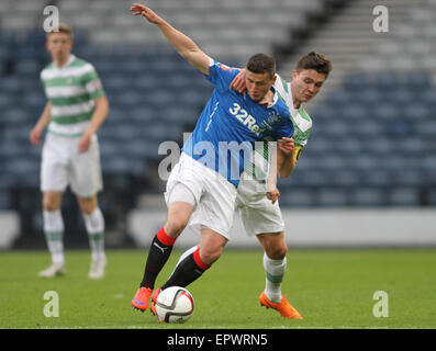 Glasgow, Scozia. 21 Maggio, 2015. Little Big Shot Gioventù scozzese finale di coppa. Celtic versus Rangers. Connor McManus combattuto con Fraser Aird © Azione Sport Plus/Alamy Live News Foto Stock