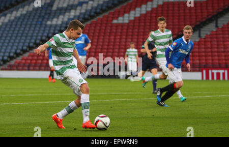 Glasgow, Scozia. 21 Maggio, 2015. Little Big Shot Gioventù scozzese finale di coppa. Celtic versus Rangers. Aidan Nesbitt punteggi il secondo dei suoi tre obiettivi © Azione Sport Plus/Alamy Live News Foto Stock