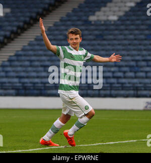 Glasgow, Scozia. 21 Maggio, 2015. Little Big Shot Gioventù scozzese finale di coppa. Celtic versus Rangers. Aidan Nesbitt celebra il suo hat trick obiettivo © Azione Sport Plus/Alamy Live News Foto Stock