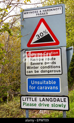 Segnale di avvertimento a poco Langdale delle condizioni di strada in Wrynose e Hardknott passa, Lake District, Cumbria Foto Stock