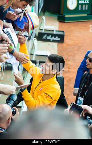 Roma, Italia. Il 17 maggio 2015. Novak Djokovic di Serbia firma autografi e saluta i suoi fan dopo la vittoria contro gli Svizzeri R Foto Stock