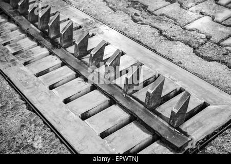 Un modo strada dispositivo di fermo con denti in acciaio, foto in bianco e nero Foto Stock