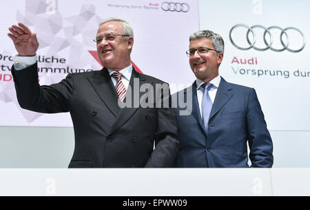 Neckarsulm, Germania. 22 Maggio, 2015. Presidente del consiglio di amministrazione di Audi AG, Rupert Stadler (R) e presidente del consiglio di sorveglianza di Audi AG, Martin Winterkorn, partecipare alla società del Gruppo Generali in Neckarsulm, Germania, 22 maggio 2015. Credito: dpa picture alliance/Alamy Live News Foto Stock