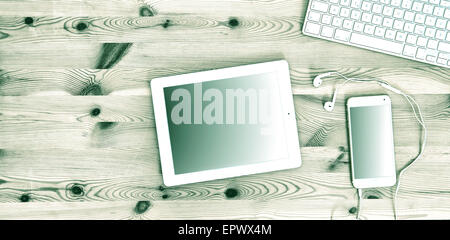 Stazione di lavoro con tastiera, telefono, cuffie, Tablet PC. Scrivania da ufficio Mock up. In stile VIntage tonica foto Foto Stock